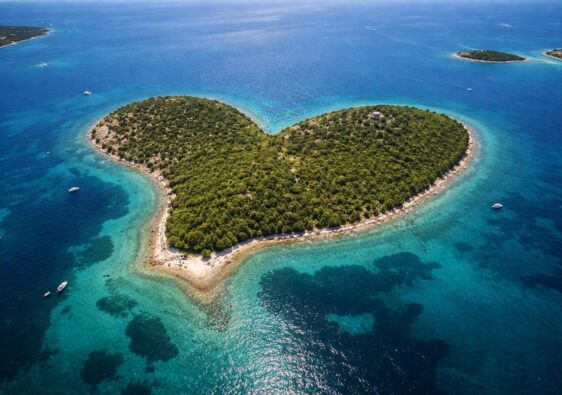 découvrez galesnjak, l'île en forme de cœur au cœur de la mer adriatique, un joyau caché idéal pour des escapades inoubliables entre nature préservée et paysages paradisiaques.