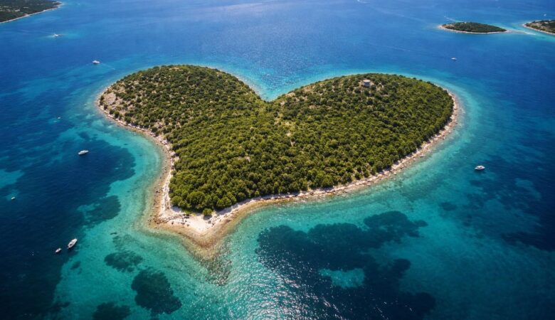 découvrez galesnjak, l'île en forme de cœur au cœur de la mer adriatique, un joyau caché idéal pour des escapades inoubliables entre nature préservée et paysages paradisiaques.