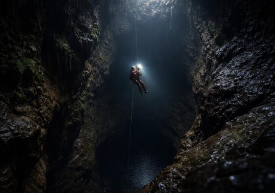 découvrez le gouffre jean bernard, une aventure palpitante au cœur de ses profondeurs mystérieuses et effrayantes. partez à l'exploration de ce site naturel incroyable et vivez une expérience inoubliable.