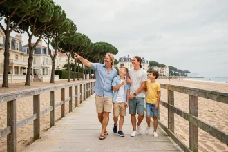 Famille se promenant sur la plage d'Arcachon avec des villas Belle Époque en arrière-plan