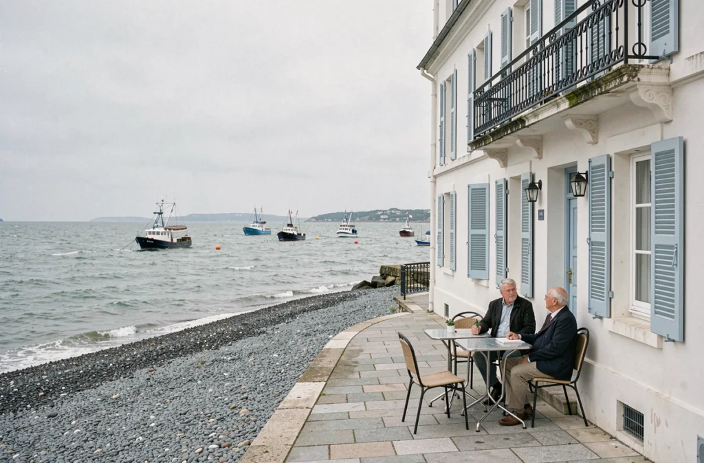 Hôtel de la Plage à Dieppe, façade balnéaire face aux galets et à la Manche avec terrasse de bord de mer
