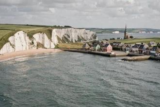 Vue panoramique sur les falaises de craie et les villages de Seine-Maritime en Normandie