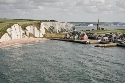 Vue panoramique sur les falaises de craie et les villages de Seine-Maritime en Normandie