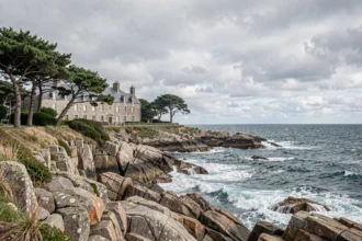 Paysage côtier du Finistère avec hôtel en pierre face à l'Atlantique