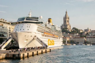 Paquebot Costa amarré au port de Marseille avec la basilique Notre-Dame de la Garde en arrière-plan